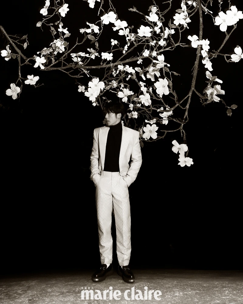 黑色高領針織衫，Prada；杏色印花西裝外套、杏色印花西裝褲，both by Balmain；黑色尖頭皮鞋，Gucci。