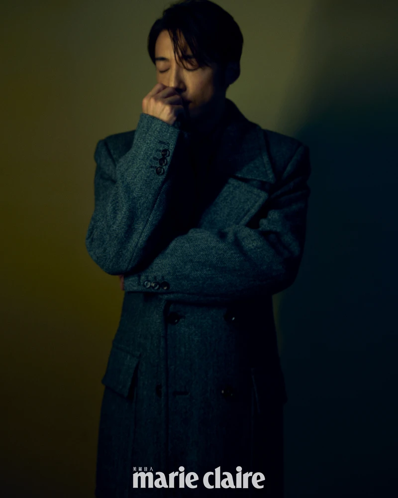 灰色大衣、灰色毛呢襯衫、灰色毛呢領帶、灰色西裝長褲，all by Bottega Veneta。