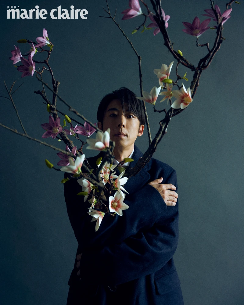 深藍色大衣、粉色襯衫、草綠色絲質領帶，all by Prada。