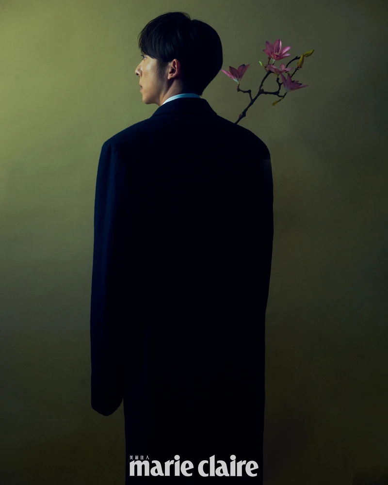 深藍色大衣、粉色襯衫紅色針織長褲，both by Prada。