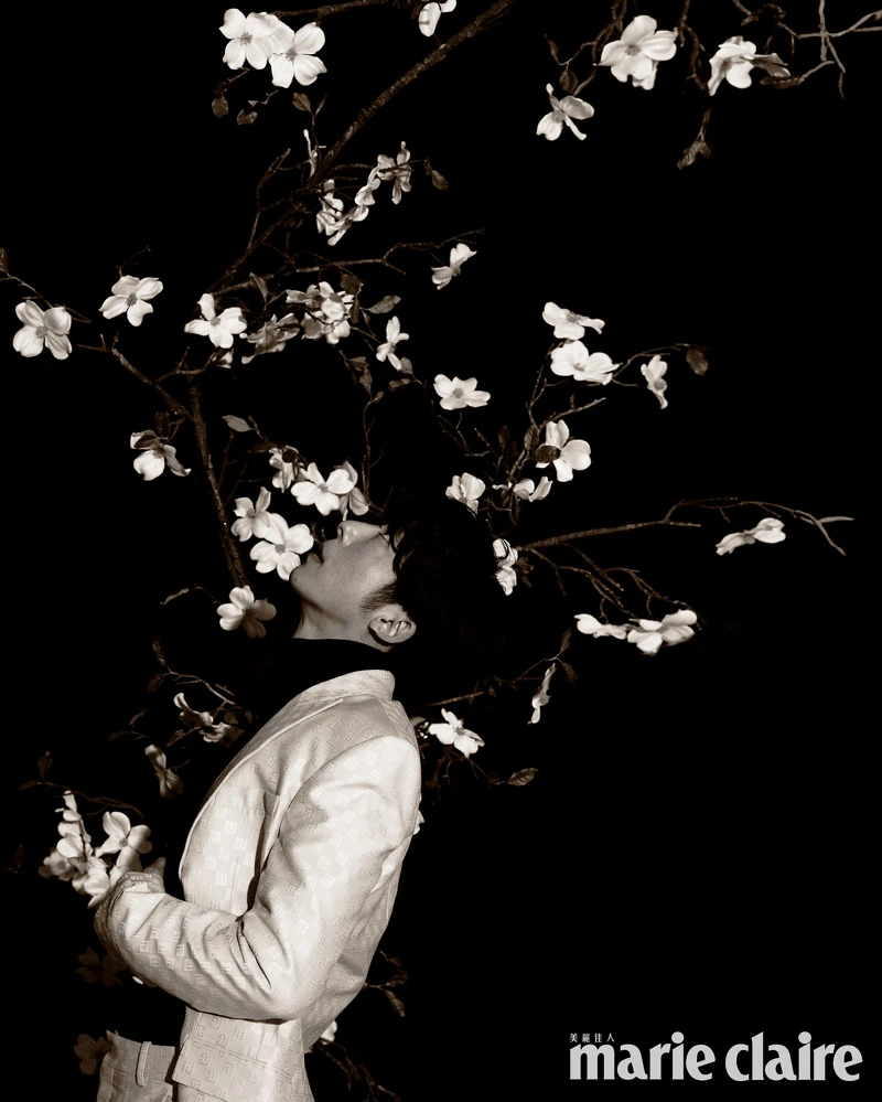 黑色高領針織衫，Prada；杏色印花西裝外套、杏色印花西裝褲，both by Balmain。