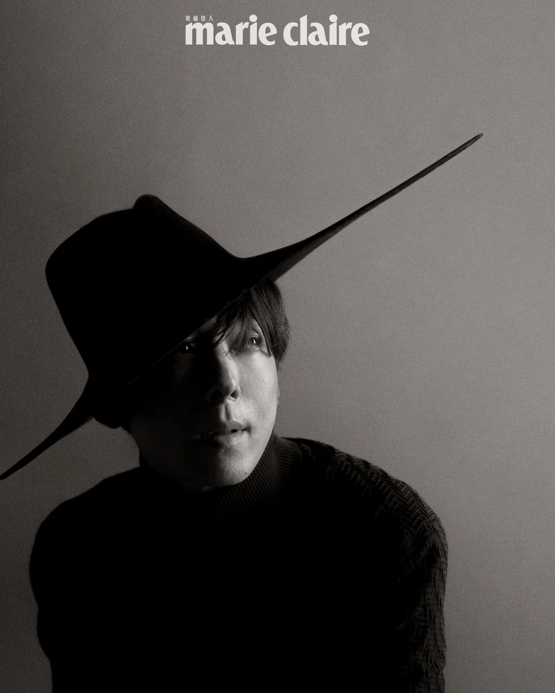 黑色高領針織衫，Prada；黑色寬帽沿紳士帽，造型私物。