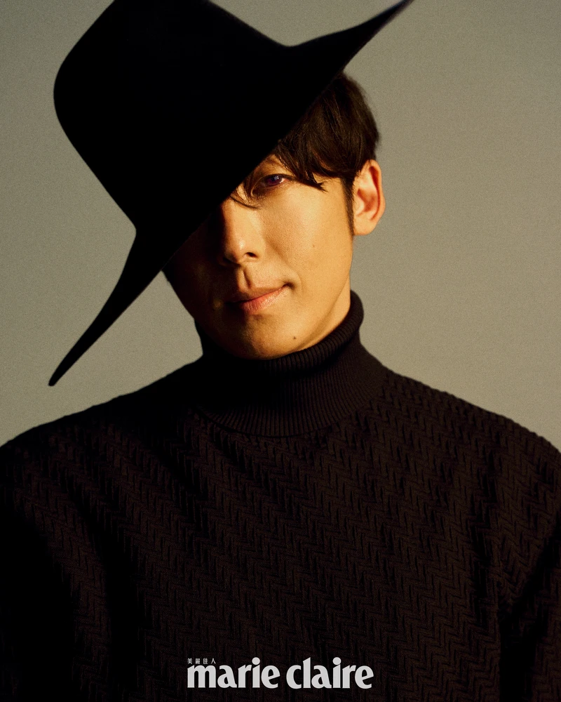 黑色高領針織衫，Prada；黑色寬帽沿紳士帽，造型私物。