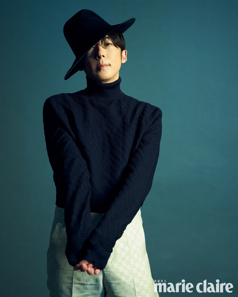 黑色高領針織衫，Prada；杏色印花西裝褲，both by Balmain.。