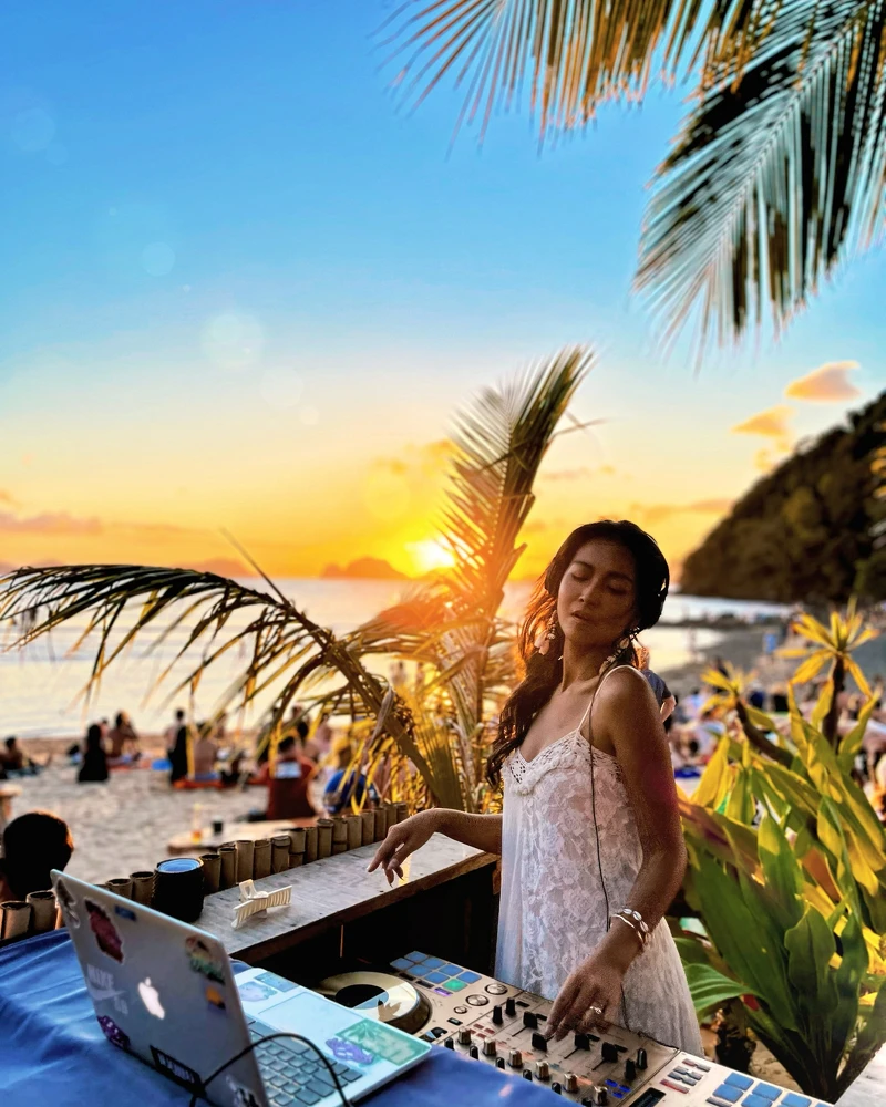 斜槓 DJ 的 Sylvia 繼續用音樂和此生所能,為海龜和自然生態創造更多永續生機。 斜槓 DJ 的 Sylvia 繼續用音樂和此生所能,為海龜和自然生態創造更多永續生機。