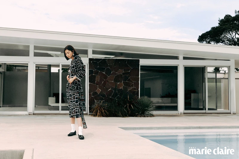 幾何圖樣刺繡斜紋軟呢外套、幾何圖樣刺繡斜紋軟呢長裙、金屬、樹脂與皮革設計腰鍊、耳環、黑色漆皮樂福鞋，all by Chanel。