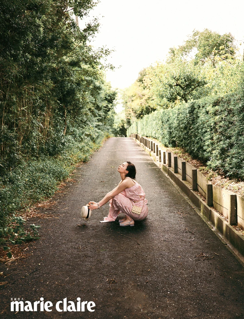 色格紋絲質洋裝、菱格紋鍊帶包、雙 C Logo 手環、編織草帽、雙色繫帶平底鞋，all by Chanel。