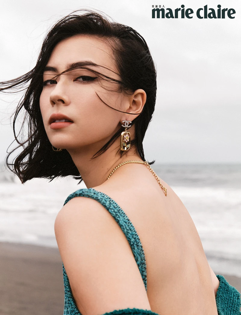 綠色開襟衫、綠色連身泳衣、雙 C Logo 耳環，all by Chanel。