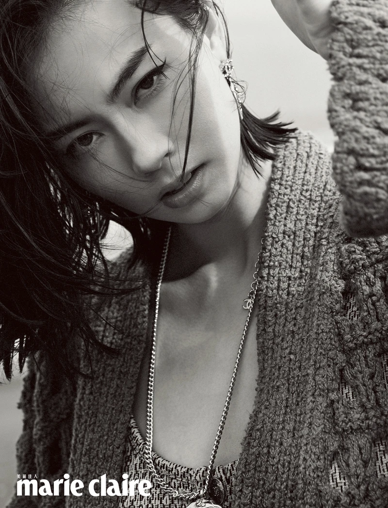 綠色開襟衫、綠色連身泳衣、雙C Logo耳環、金屬項鍊，all by Chanel。