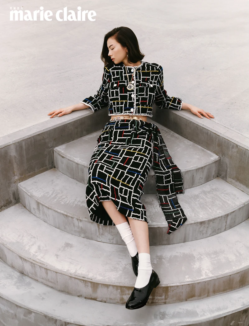 幾何圖樣刺繡斜紋軟呢外套、幾何圖樣刺繡斜紋軟呢長裙、金屬、樹脂及皮革設計腰鍊、項鍊、耳環、黑色漆皮樂福鞋，all by Chanel。