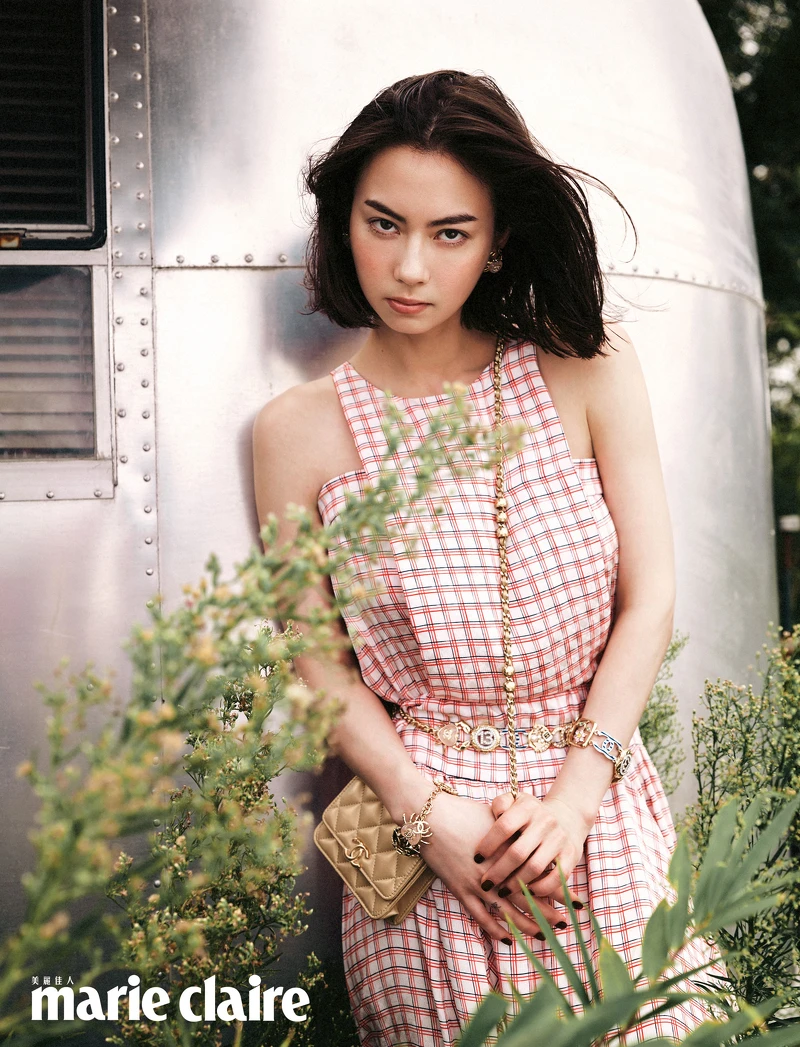 色格紋絲質洋裝、菱格紋鍊帶包、雙 C Logo 手環，all by Chanel。