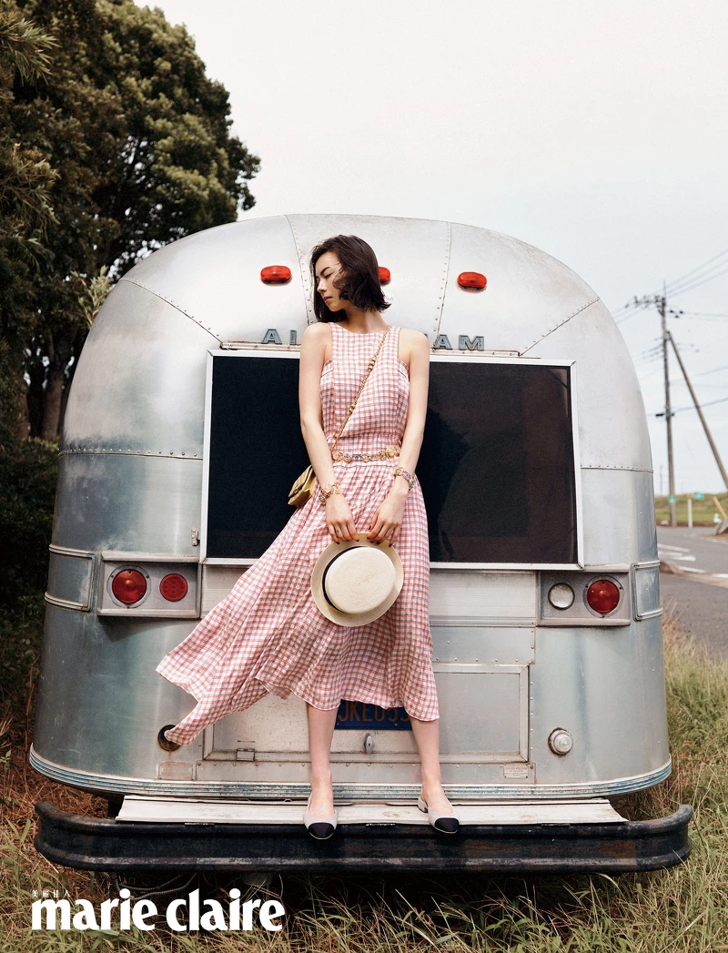 色格紋絲質洋裝、菱格紋鍊帶包、雙 C Logo 手環、編織草帽、雙色繫帶平底鞋，all by Chanel。