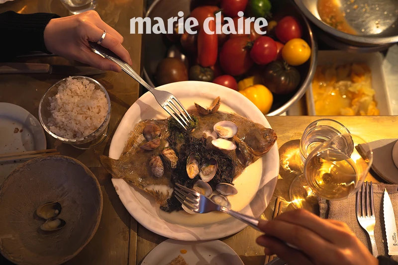 當日菜單上的「檸檬鰈魚佐蛤蜊與新鮮海苔」。 當日菜單上的「檸檬鰈魚佐蛤蜊與新鮮海苔」。