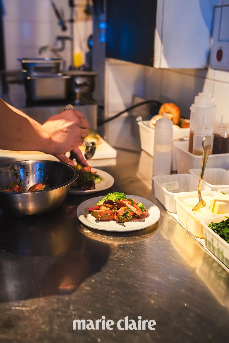 晚餐時出餐的景況。 晚餐時出餐的景況。