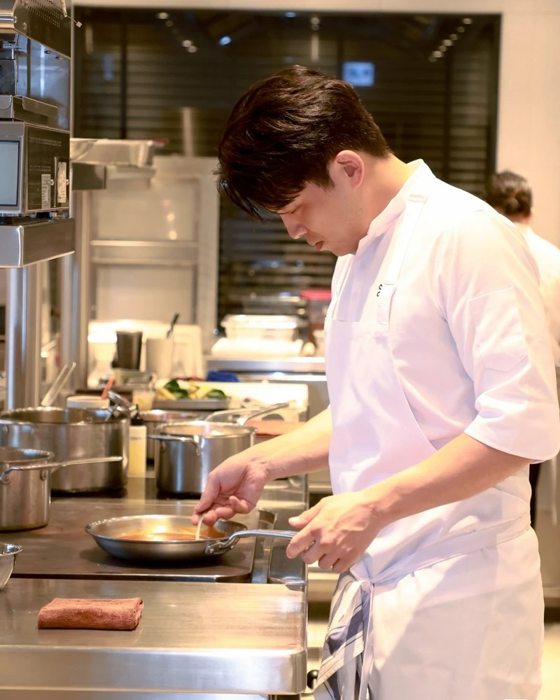 原本志願是當一個保時捷的工程師的他,被廚藝學校而吸引,轉而投向餐飲圈。 原本志願是當一個保時捷的工程師的他,被廚藝學校而吸引,轉而投向餐飲圈。