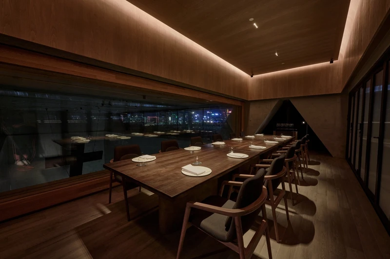 設有12人包廂。 設有12人包廂。