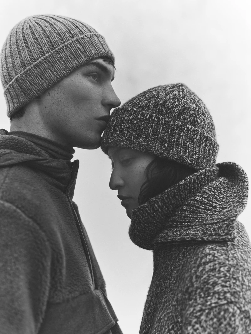 Loro Piana Après Ski 2024-2025 秋冬系列形象猶如冬季戀歌,描繪男女在雪地彼此取暖的氛圍。