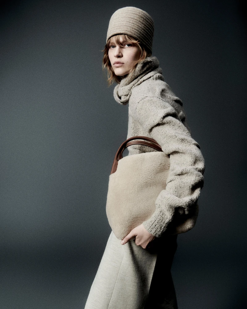 Loro Piana Après Ski 2024-2025 秋冬系列秉持傳承、創新和終極品質的核心,體現了舒適與精緻,展現本品牌將最優質素材轉化為具有舒適觸感的珍貴服裝的能力。