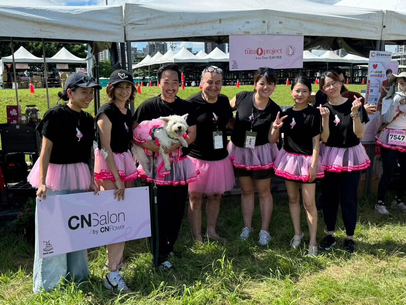 美麗佳人粉紅路跑有一區國際名氣專區,結合The Tutu Project亞洲行志工以及凌宗湧老師帶領的CNSalon,為粉紅澎澎裙增添幾分藝術感。 美麗佳人粉紅路跑有一區國際名氣專區,結合The Tutu Project亞洲行志工以及凌宗湧老師帶領的CNSalon,為粉紅澎澎裙增添幾分藝術感。