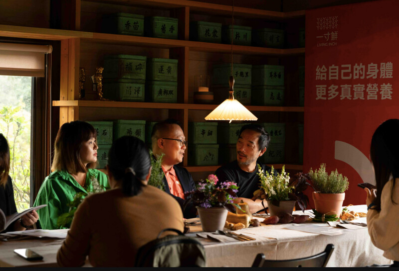 午宴破圈結合科技遇上人性串連破圈交流,一寸鮮育苗人許偉哲以及CN花園主理人凌宗湧老師。 午宴破圈結合科技遇上人性串連破圈交流,一寸鮮育苗人許偉哲以及CN花園主理人凌宗湧老師。