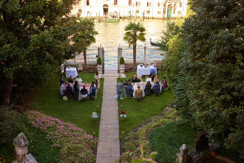 在威尼斯運河畔的活動現場。 在威尼斯運河畔的活動現場。