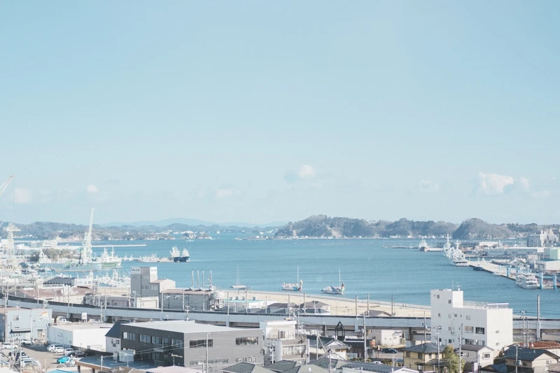 宮城縣位於日本東北地區,其地理位置是面向太平洋,南接福島縣,西臨山形縣,北鄰岩手縣。 宮城縣位於日本東北地區,其地理位置是面向太平洋,南接福島縣,西臨山形縣,北鄰岩手縣。