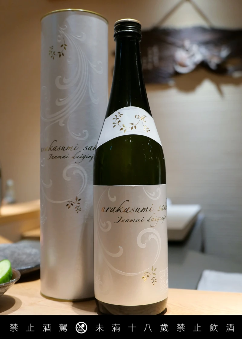 商品的包裝明顯靠攏西方主流形象,若沒有特別說明會讓人誤以為是白酒。 商品的包裝明顯靠攏西方主流形象,若沒有特別說明會讓人誤以為是白酒。