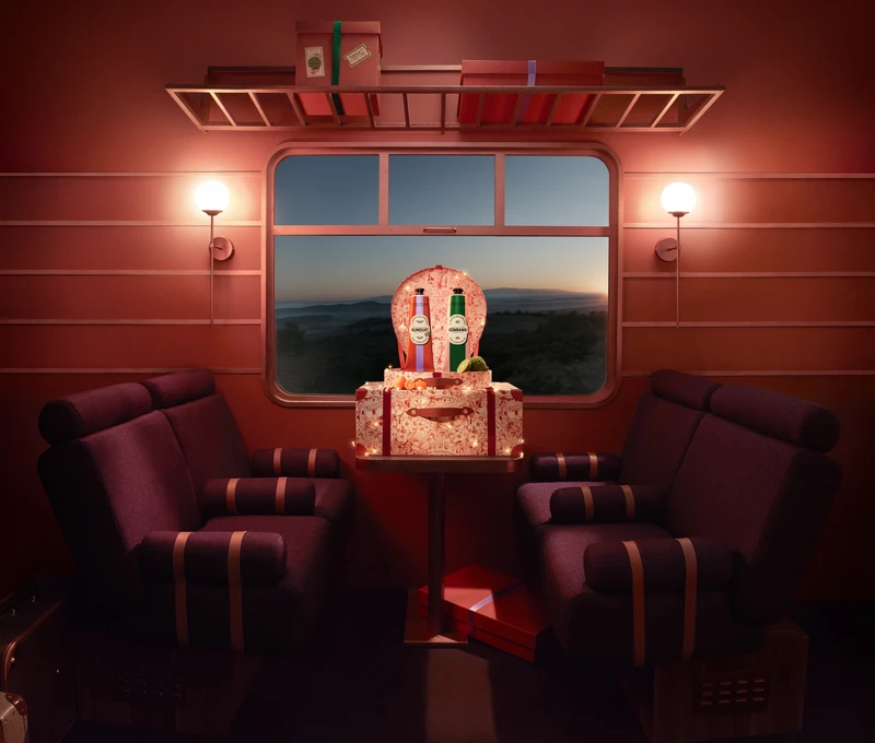 L’OCCITANE歐舒丹奇幻之旅康果&卡菲爾乳油木護手霜150ml情境照。