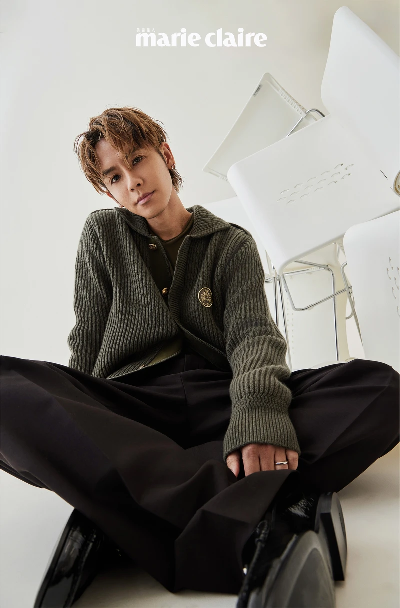 軍綠色T恤,Ferragamo;軍綠色金釦針織外套,Bally;西裝長褲、羊皮樂福鞋,both by Prada。 軍綠色T恤,Ferragamo;軍綠色金釦針織外套,Bally;西裝長褲、羊皮樂福鞋,both by Prada。