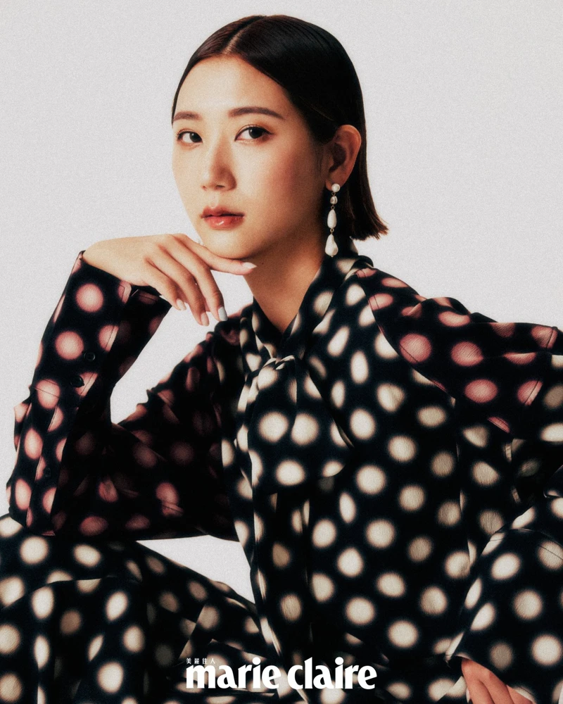 圓點蝴蝶結連身洋裝，H&M；白色不對稱珍珠耳環，AllSaints。