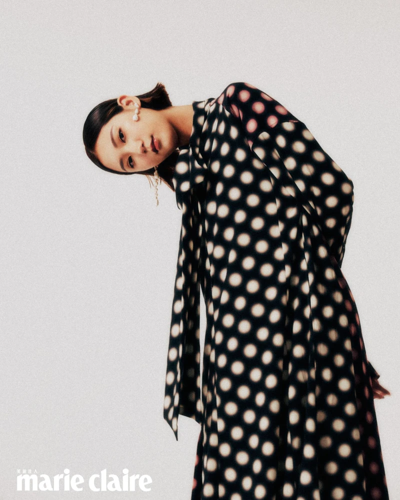 圓點蝴蝶結連身洋裝，H&M；白色不對稱珍珠耳環，AllSaints。