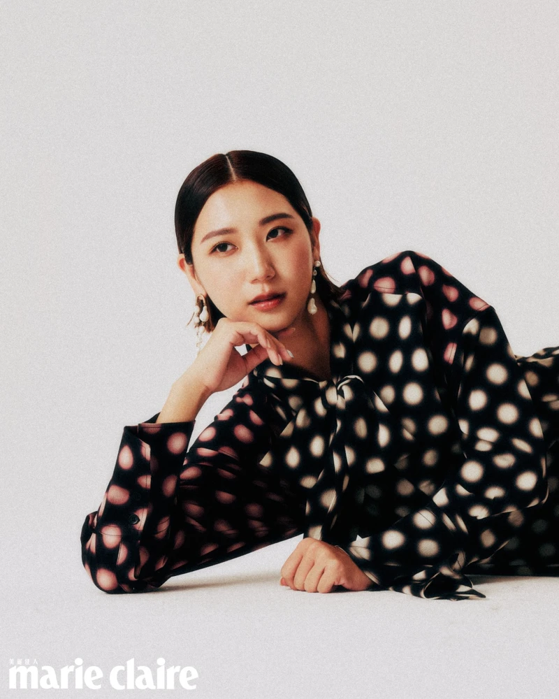 圓點蝴蝶結連身洋裝，H&M；白色不對稱珍珠耳環，AllSaints。