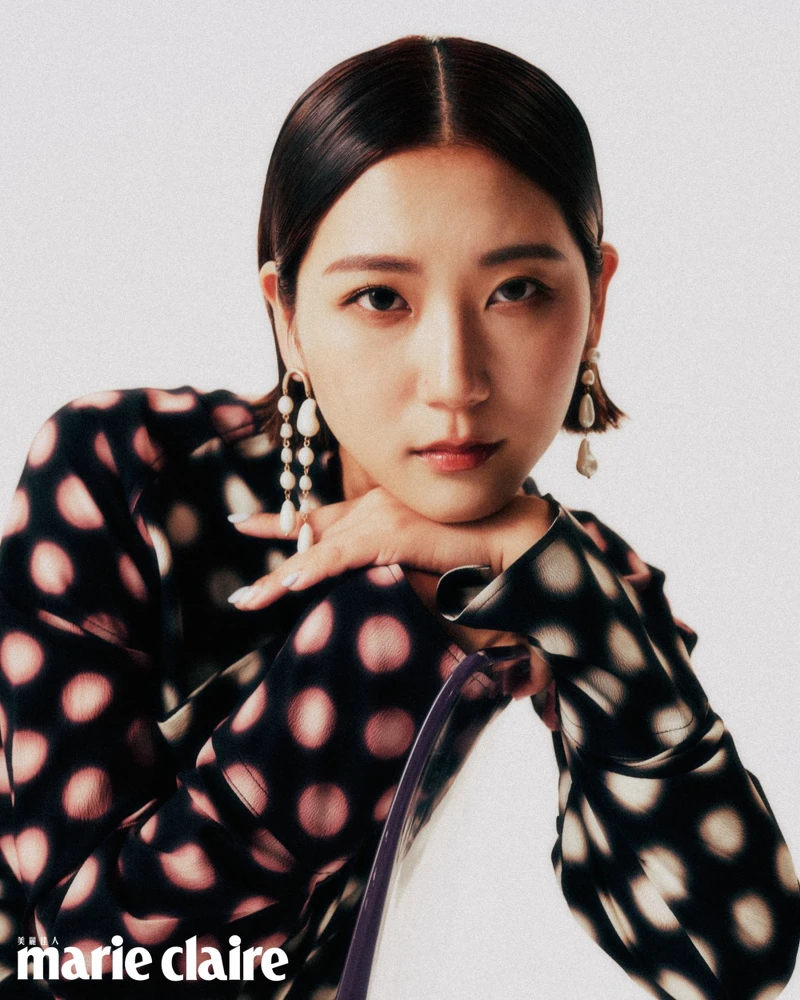 圓點蝴蝶結連身洋裝，H&M；白色不對稱珍珠耳環，AllSaints。