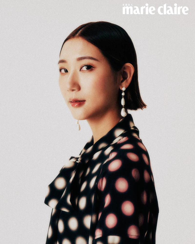 圓點蝴蝶結連身洋裝，H&M；白色不對稱珍珠耳環，AllSaints。