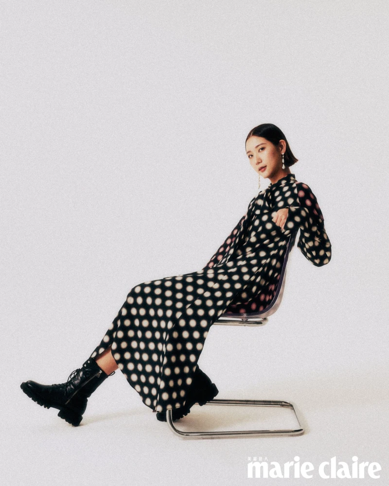 圓點蝴蝶結連身洋裝，H&M；白色不對稱珍珠耳環、綁帶牛皮軍靴，both by AllSaints。
