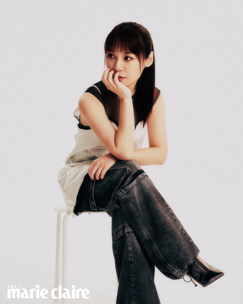 露肩網紗短洋裝，H&M；牛仔工裝長褲、銀色跟靴，both by AllSaints。