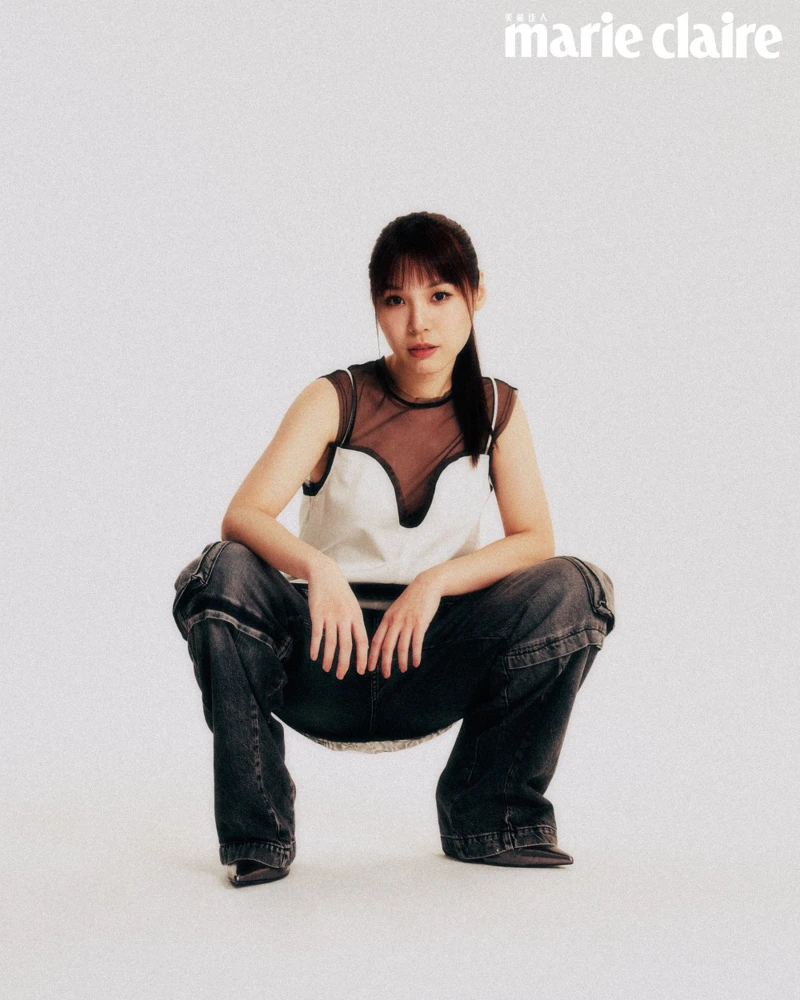 露肩網紗短洋裝，H&M；牛仔工裝長褲、銀色跟靴，both by AllSaints。