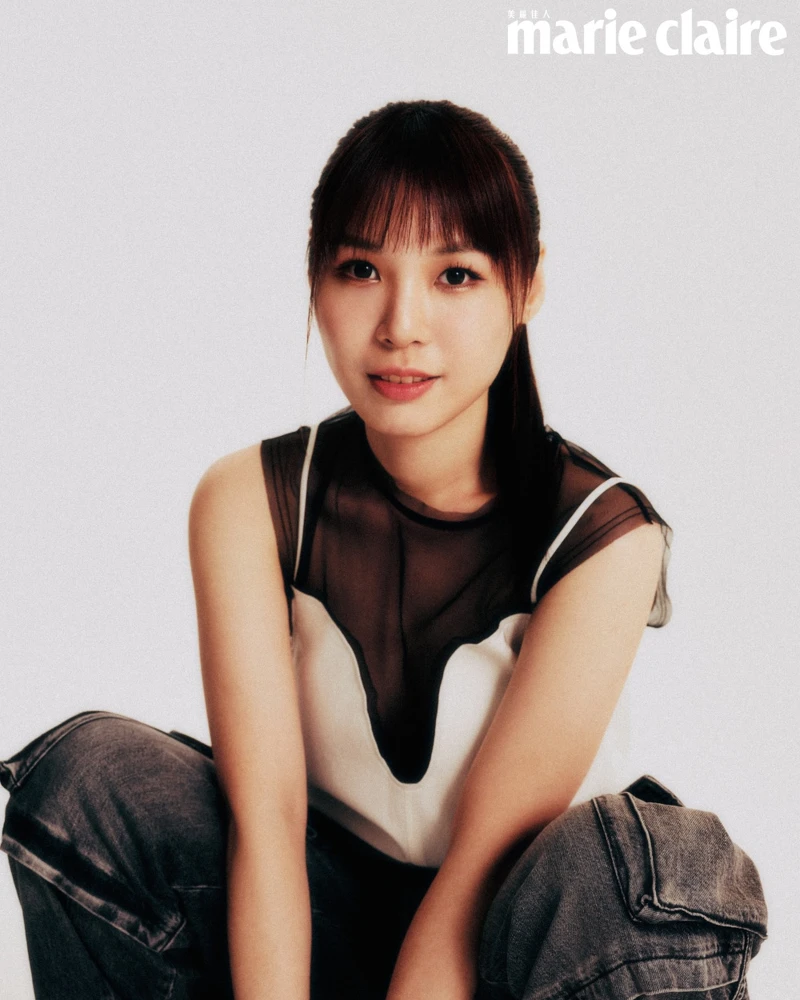 露肩網紗短洋裝，H&M；牛仔工裝長褲，AllSaints。