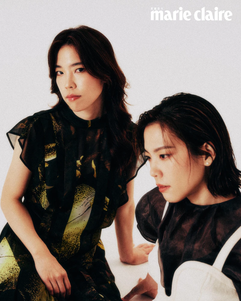 綠色不規則印花洋裝、金屬鏈跟靴,both by AllSainst。 黑色透膚罩衫、白色細肩背心,both by H&M;黑色羊皮抽繩短褲、綁帶牛皮軍靴,both by AllSaints。 綠色不規則印花洋裝、金屬鏈跟靴,both by AllSainst。 黑色透膚罩衫、白色細肩背心,both by H&M;黑色羊皮抽繩短褲、綁帶牛皮軍靴,both by AllSaints。