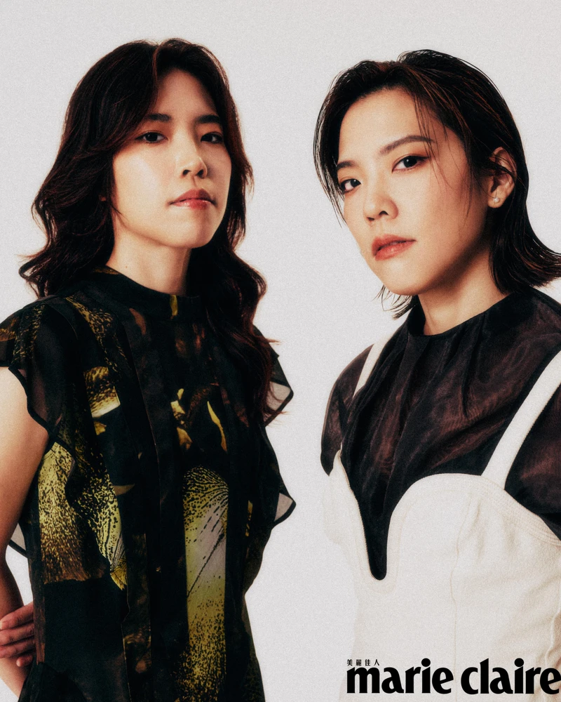 綠色不規則印花洋裝、金屬鏈跟靴,both by AllSainst。 黑色透膚罩衫、白色細肩背心,both by H&M;黑色羊皮抽繩短褲、綁帶牛皮軍靴,both by AllSaints。 綠色不規則印花洋裝、金屬鏈跟靴,both by AllSainst。 黑色透膚罩衫、白色細肩背心,both by H&M;黑色羊皮抽繩短褲、綁帶牛皮軍靴,both by AllSaints。