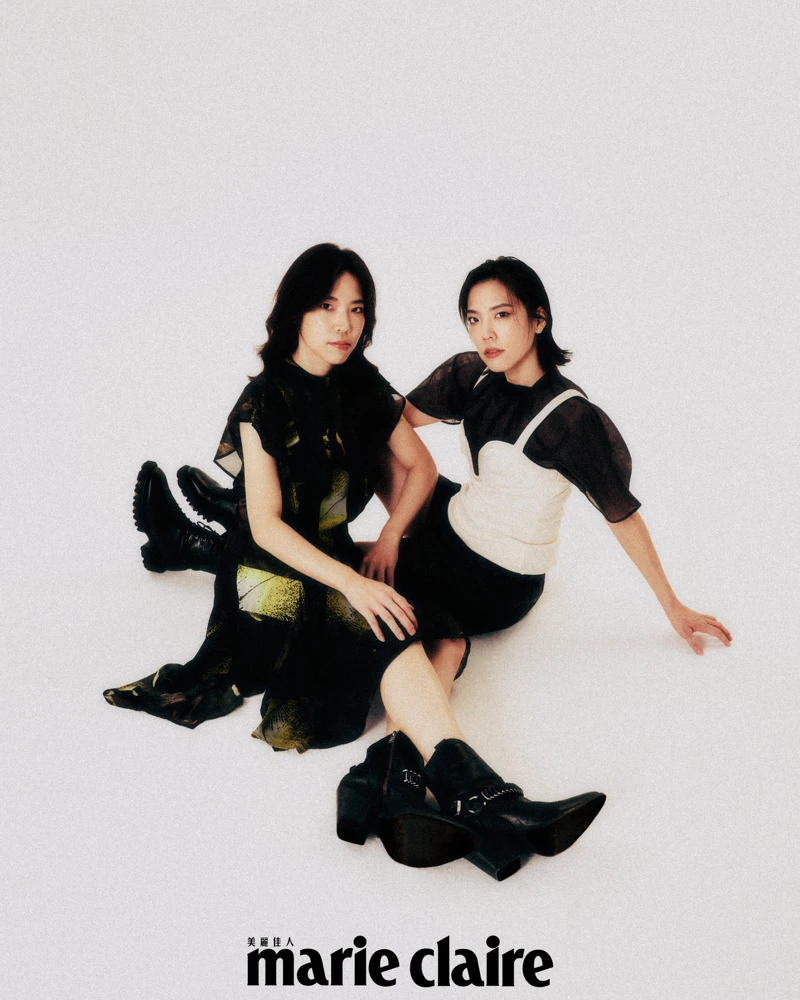 綠色不規則印花洋裝、金屬鏈跟靴,both by AllSainst。 黑色透膚罩衫、白色細肩背心,both by H&M;黑色羊皮抽繩短褲、綁帶牛皮軍靴,both by AllSaints。 綠色不規則印花洋裝、金屬鏈跟靴,both by AllSainst。 黑色透膚罩衫、白色細肩背心,both by H&M;黑色羊皮抽繩短褲、綁帶牛皮軍靴,both by AllSaints。