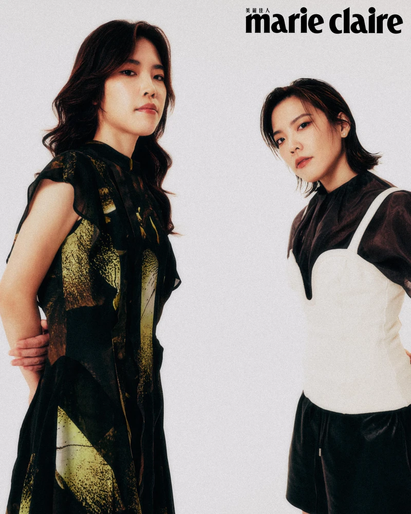 綠色不規則印花洋裝、金屬鏈跟靴,both by AllSainst。 黑色透膚罩衫、白色細肩背心,both by H&M;黑色羊皮抽繩短褲、綁帶牛皮軍靴,both by AllSaints。 綠色不規則印花洋裝、金屬鏈跟靴,both by AllSainst。 黑色透膚罩衫、白色細肩背心,both by H&M;黑色羊皮抽繩短褲、綁帶牛皮軍靴,both by AllSaints。