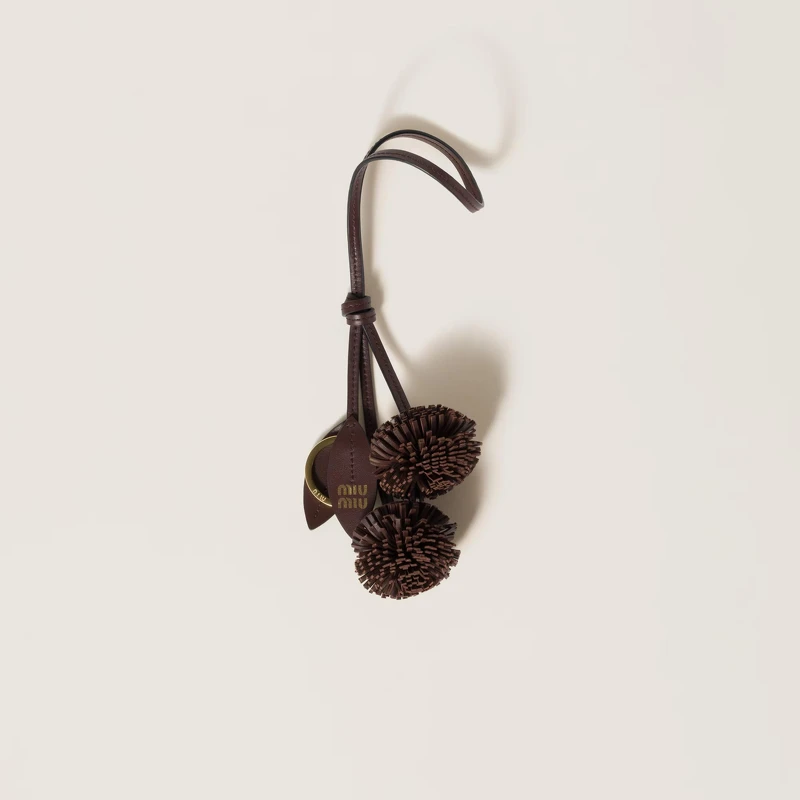 皮革吊飾，NT$14,000。