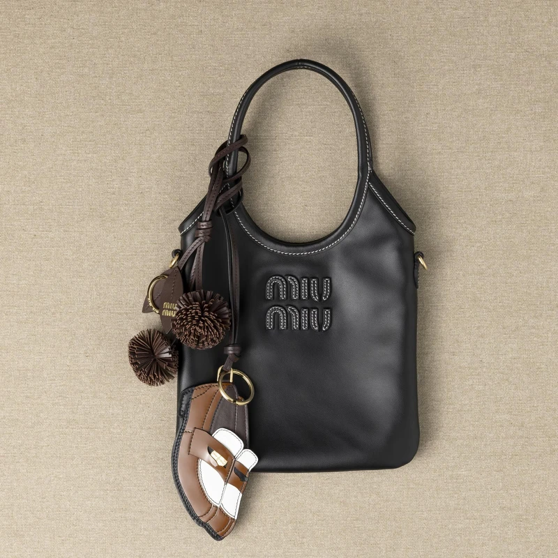 皮革鑰匙圈吊飾，NT$20,000。