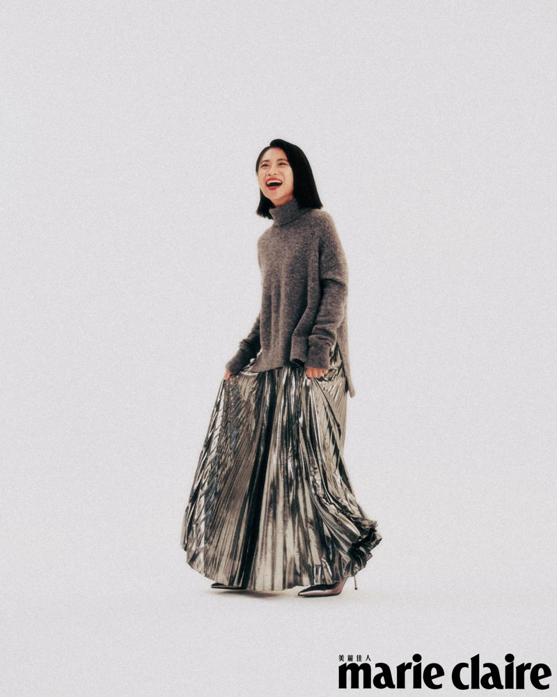 灰色高領毛衣、銀色連身百褶洋裝，both by AllSaints。