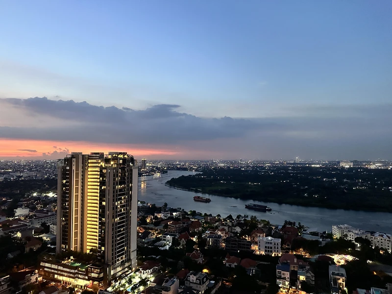 西貢河的美景無論是在高樓層觀賞,或是近距離在河邊喝杯白酒,隨著河上行走緩慢的運輸輪船,無不展現熱帶的chill感。 西貢河的美景無論是在高樓層觀賞,或是近距離在河邊喝杯白酒,隨著河上行走緩慢的運輸輪船,無不展現熱帶的chill感。