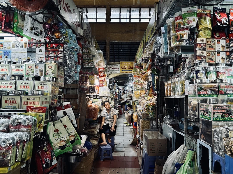 濱城市場內什麼都有賣,什麼都不奇怪,能滿足在地生活的想像。 濱城市場內什麼都有賣,什麼都不奇怪,能滿足在地生活的想像。