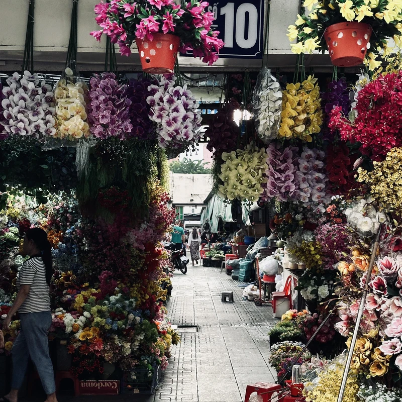 胡志明街頭賣的花顏色鮮豔,展現在地人的熱情。 胡志明街頭賣的花顏色鮮豔,展現在地人的熱情。