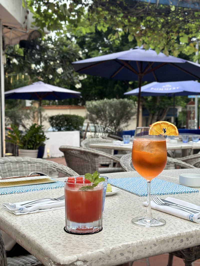 胡志明有許多充滿異國風情的餐廳,傍晚喝杯飲料很愜意,但別忘了噴好防蚊液。 胡志明有許多充滿異國風情的餐廳,傍晚喝杯飲料很愜意,但別忘了噴好防蚊液。