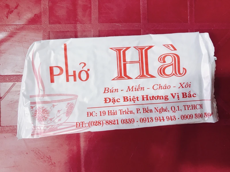 餐廳桌上的濕紙巾通常長這樣,想用就多付大約3~5元台幣。 餐廳桌上的濕紙巾通常長這樣,想用就多付大約3~5元台幣。